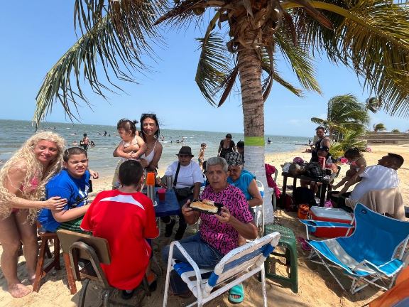 Ir a la playa, comer pescado y acudir al templo a rezar: Tradiciones que persisten en la Semana Mayor