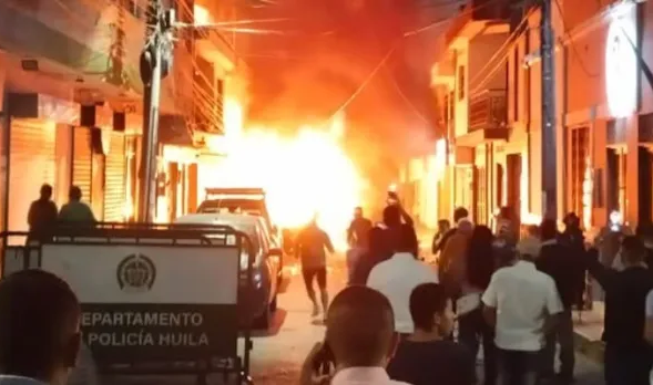 Dos muertos y 24 heridos tras atentado con bomba en La Plata, Colombia, durante las celebraciones del Jueves Santo