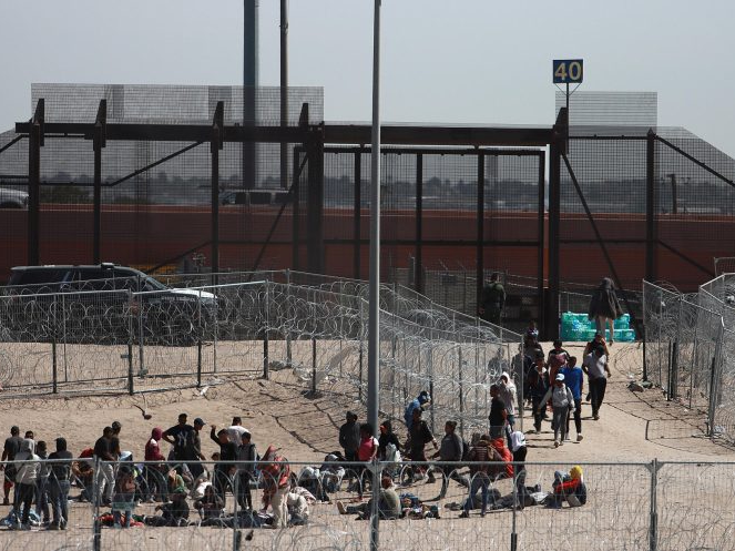 Cruce de migrantes en la frontera de EEUU con México desciende a mínimos históricos