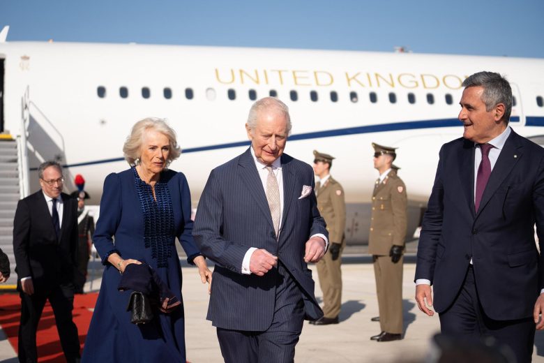 Los reyes Carlos III y Camila llegan a Roma para su primera visita oficial