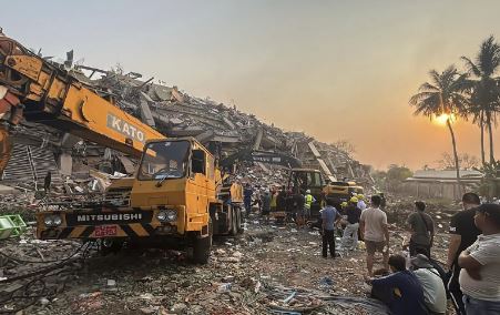 Aumenta a 2.700 la cifra de muertos tras el paso del terremoto en Myanmar
