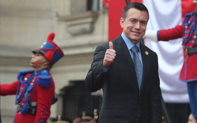 Presidente Noboa otorgó la nacionalidad ecuatoriana al cirujano venezolano Bernardo Uribe