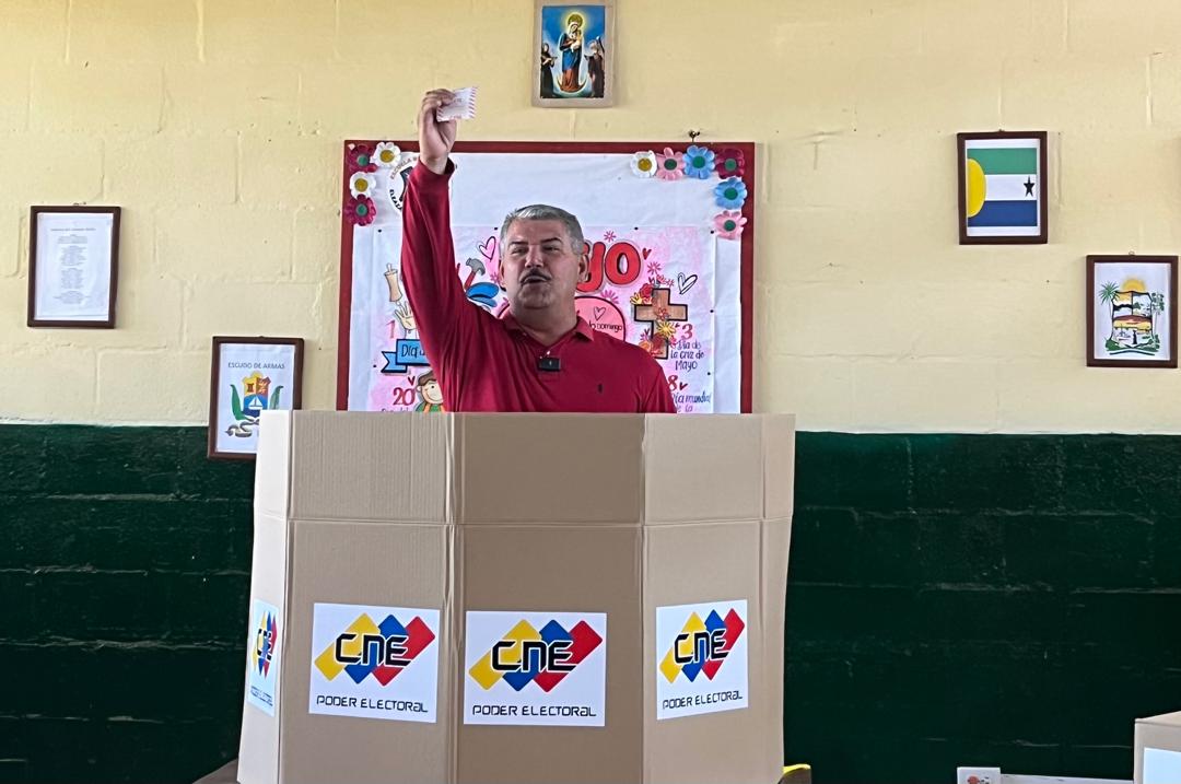 Candidato Luis Caldera luego de ejercer su derecho al voto: 