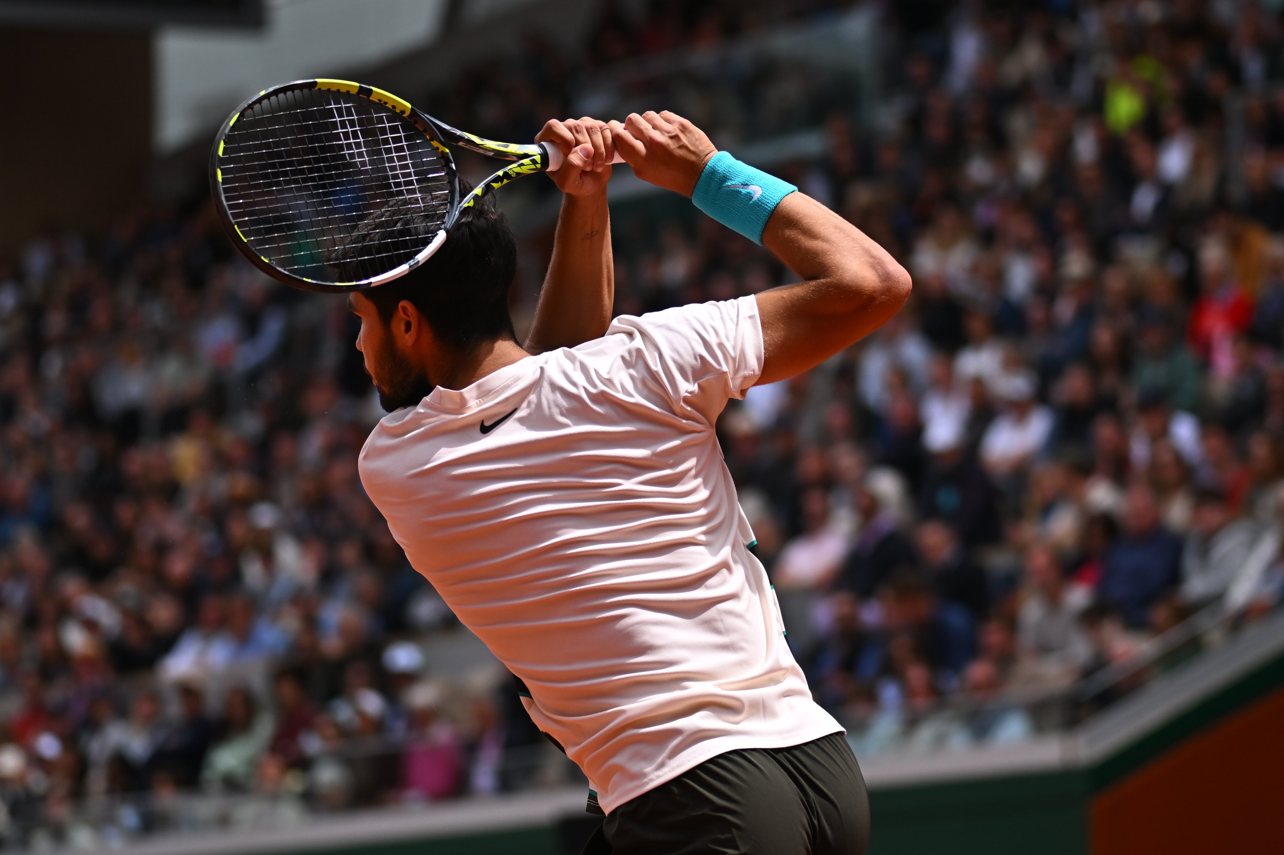 Carlos Alcaraz comenzó su defensa del título en Roland Garros