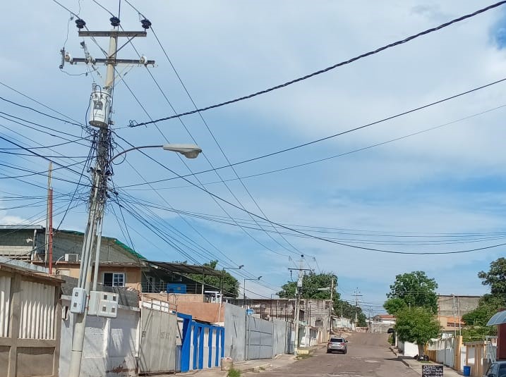 El daño de un transformador dejó sin electricidad a más de 10 familias en el sector Nueva Vía de Maracaibo: Niños y abuelos sufren de calor