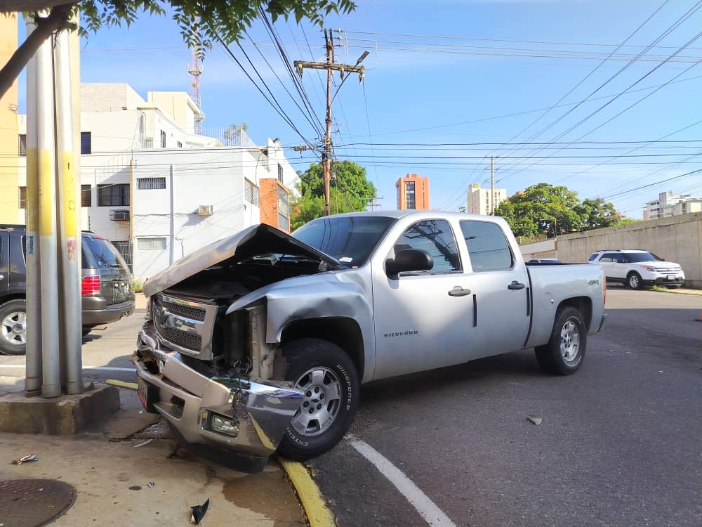 Choque y vuelco en la calle 70 con avenida 3G de Maracaibo