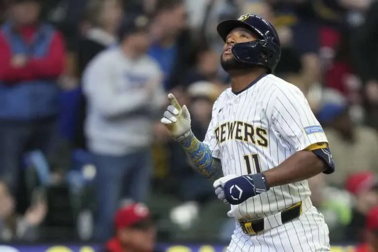 Jackson Chourio conectó su octavo cuadrangular de la temporada