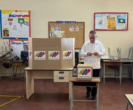 El exgobernador Francisco Arias Cárdenas ejerció su derecho al voto