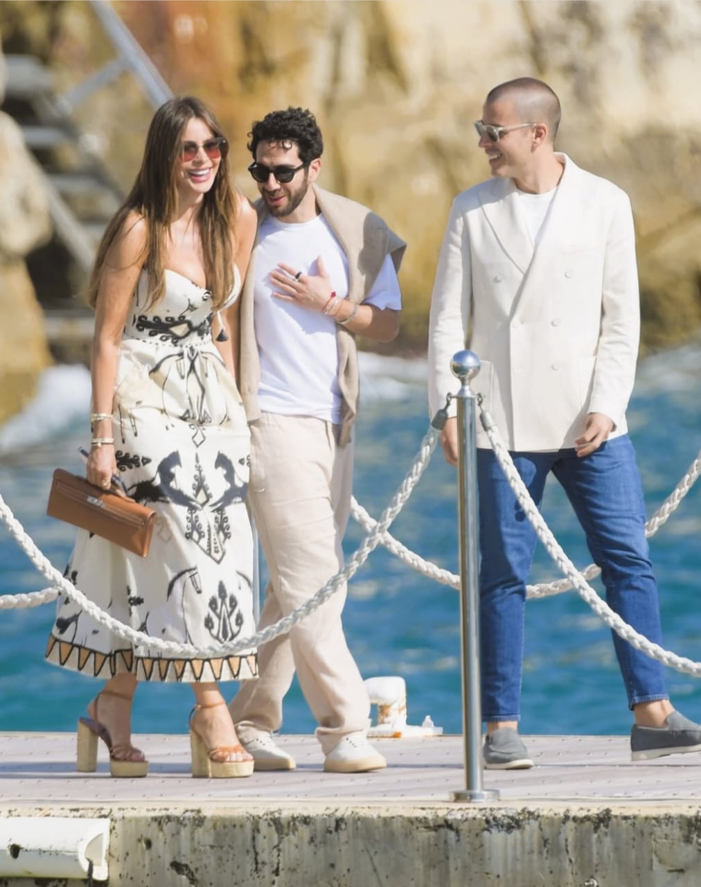 Sofía Vergara rodeada de galanes en Cannes