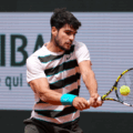 Alcaraz avanzó a tercera ronda en Roland Garros tras vencer a Marozsan