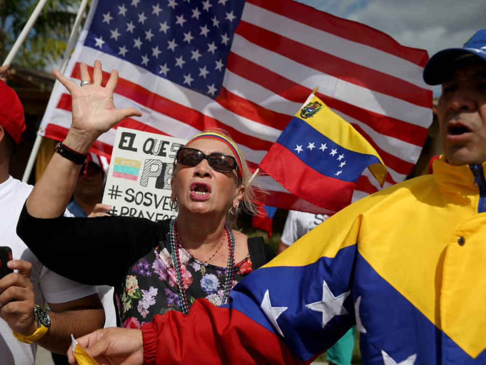 Advierten limbo migratorio para unos 350 mil venezolanos en EEUU tras 