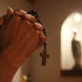 El significado del Novenario y por qué debe cumplirse para el descanso eterno