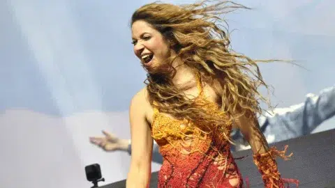 Shakira sufre inesperada caída durante concierto en Canadá