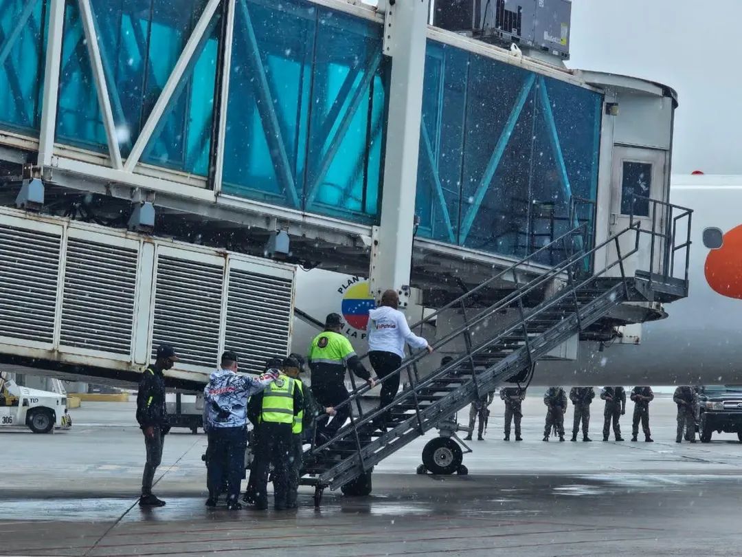 Llegó vuelo con 87 migrantes venezolanos desde Honduras
