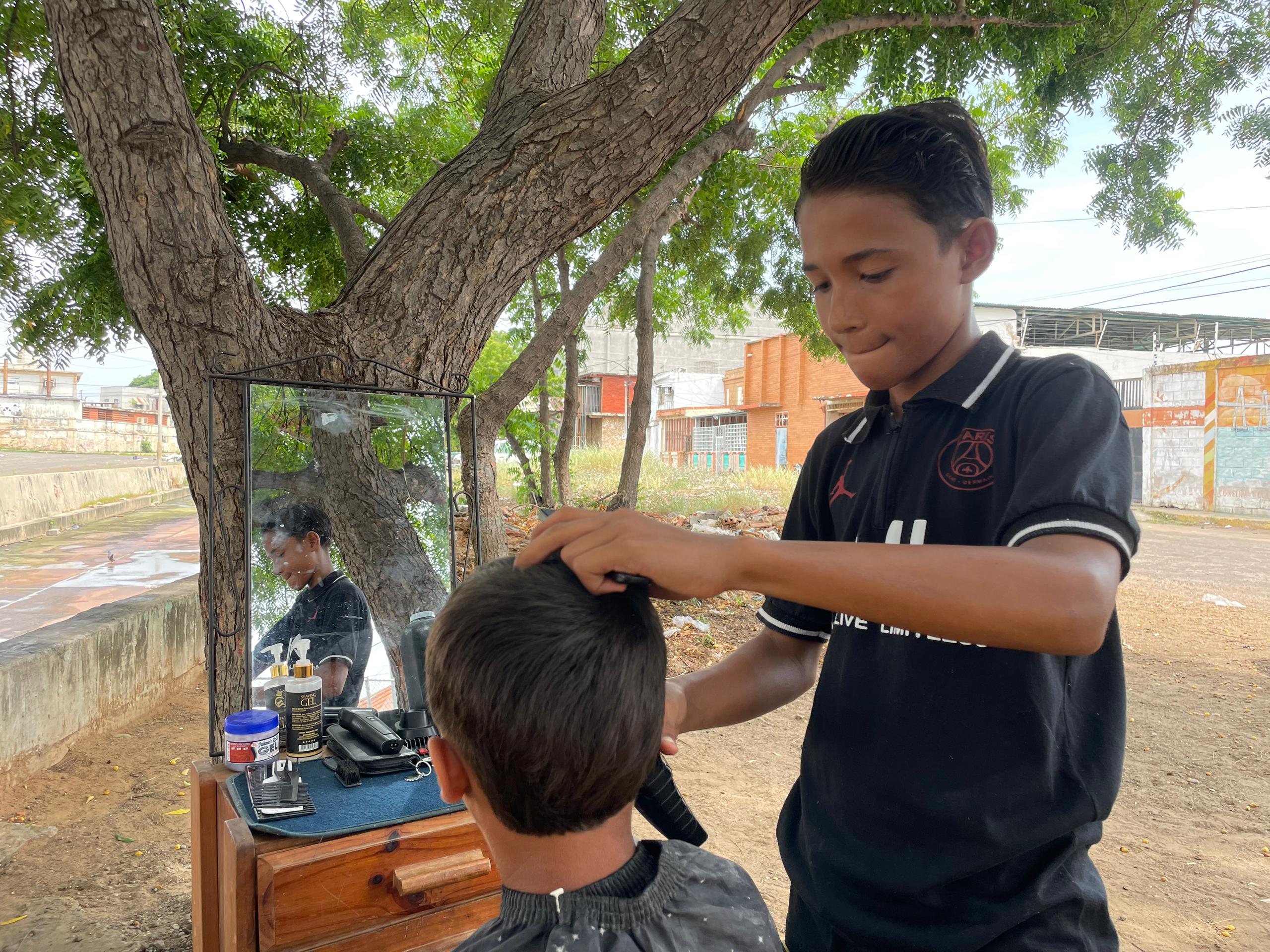 Yanier Medina, el barbero más joven de Maracaibo: Ayuda a su familia cortando pelo debajo de un árbol