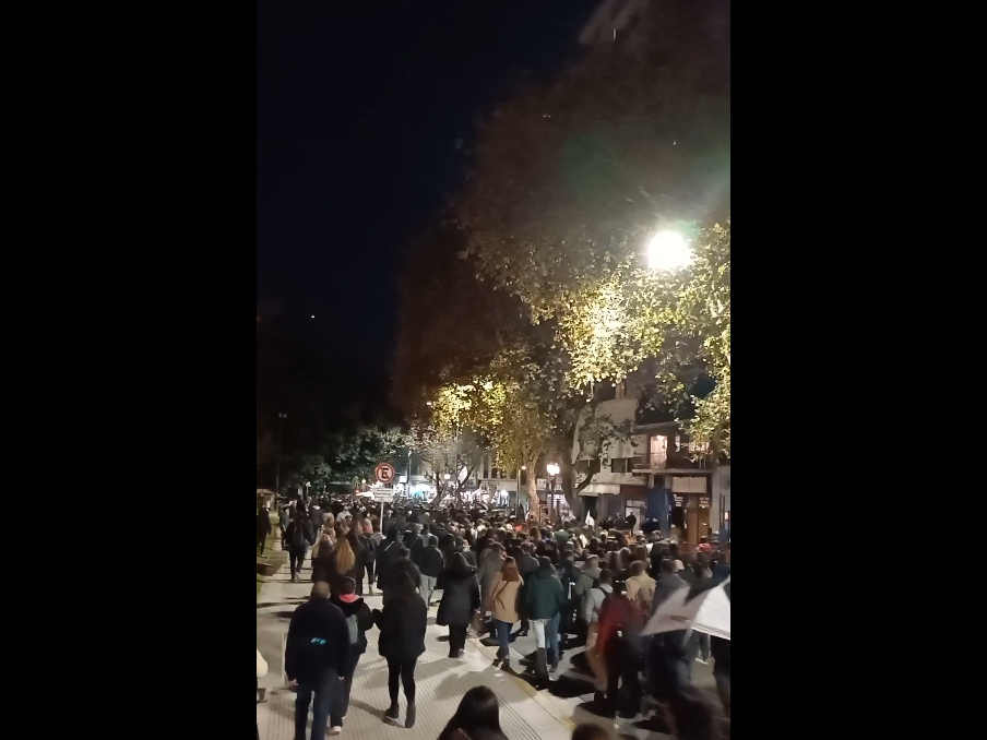Seguidores de Cristina de Kirchner se reúnen a las afueras de su casa como apoyo tras anunciar la Corte de Argentina el fallo en su contra