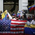 ¿Qué opciones tienen los migrantes venezolanos en EEUU con el fin del TPS?