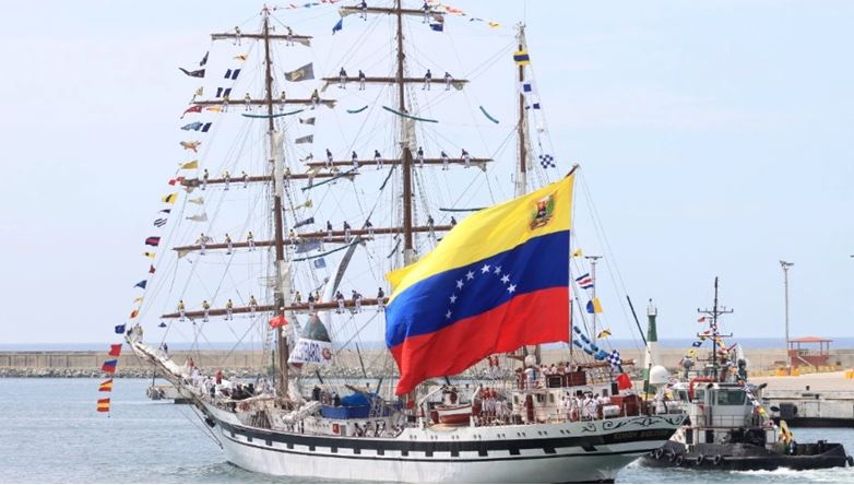 Buque Escuela Simón Bolívar arriba al muelle  de Cuba
