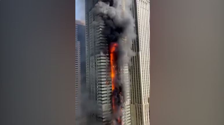 Impactante incendio se registró en un rascacielos de Dubái: Evacuadas 764 viviendas