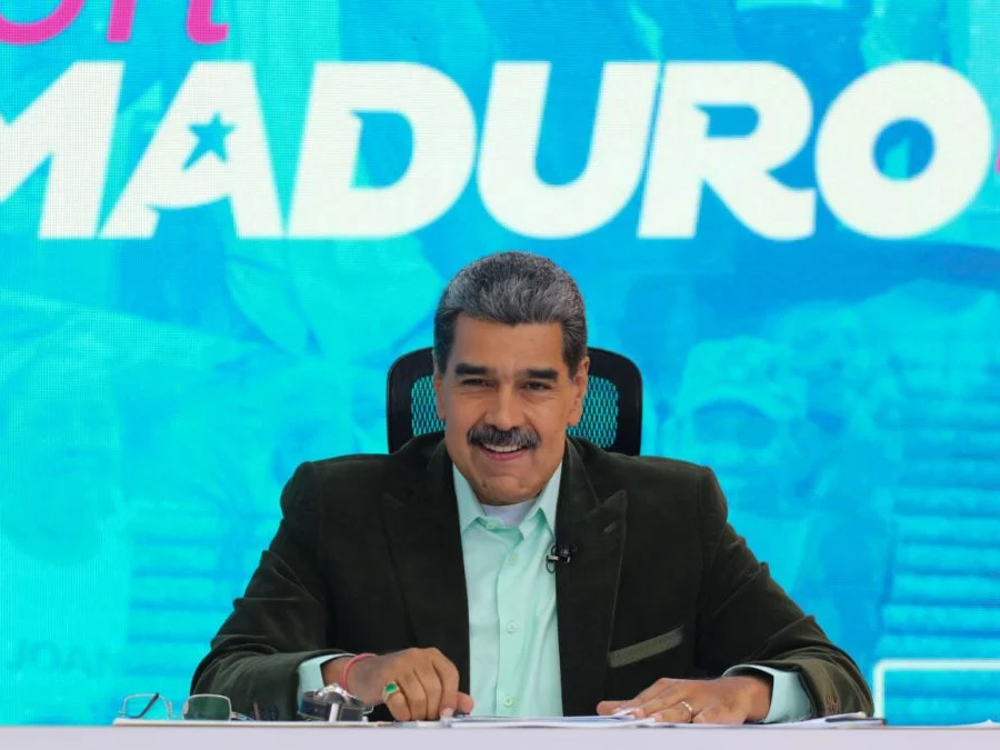 Presidente Maduro entrega manual 