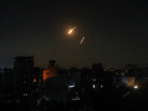 Ejército israelí dice que la tercera ola de ataques iraníes dejó heridos leves en Tel Aviv