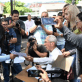 Niegan derecho a visita de venezolanos recluidos en Cecot