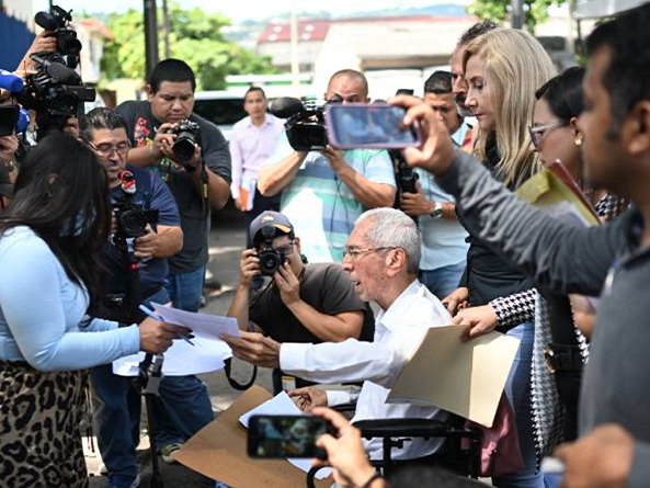 Niegan derecho a visita de venezolanos recluidos en Cecot