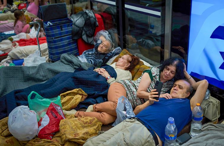 Israelíes se refugian en ‘parkings’ subterráneos y estaciones de metro durante ataques iraníes