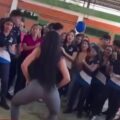 Profesora se viraliza por su enérgico baile frente a los alumnos el Día del Maestro