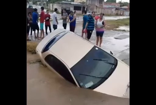 Cayó un carro dentro de gran socavón tras el aguacero de este sábado 31May en Cabimas