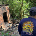 ¡Se escuchó una explosión!: Los abuelos y su nieta quedaron atrapados en las llamas