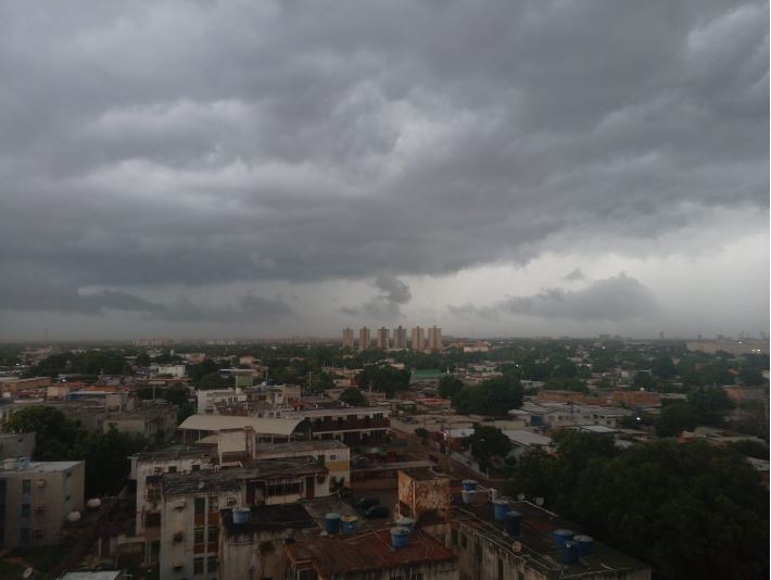 Marabinos se resguardan ante la posible lluvia vespertina de este viernes 6-Jun