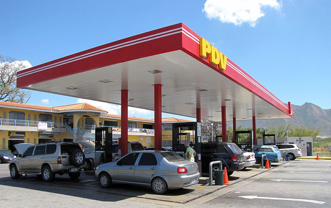 Venezuela se prepararía para subir 50 % el precio de la gasolina tras salida de Chevron: Según Bloomberg