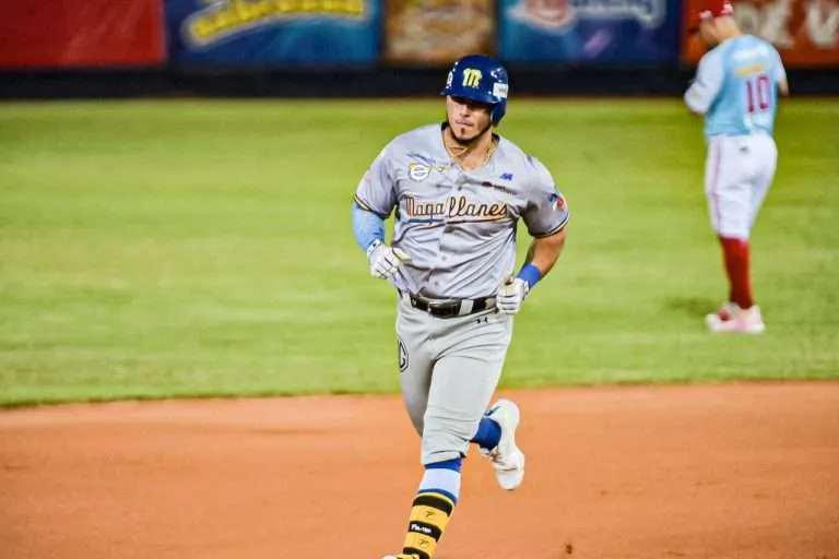 Águilas y Tigres pactan un cambio que involucra a varios jugadores
