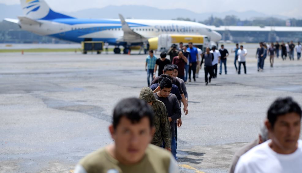 EEUU detuvo a un caníbal que "empezó a comerse a sí mismo" en un vuelo de deportación