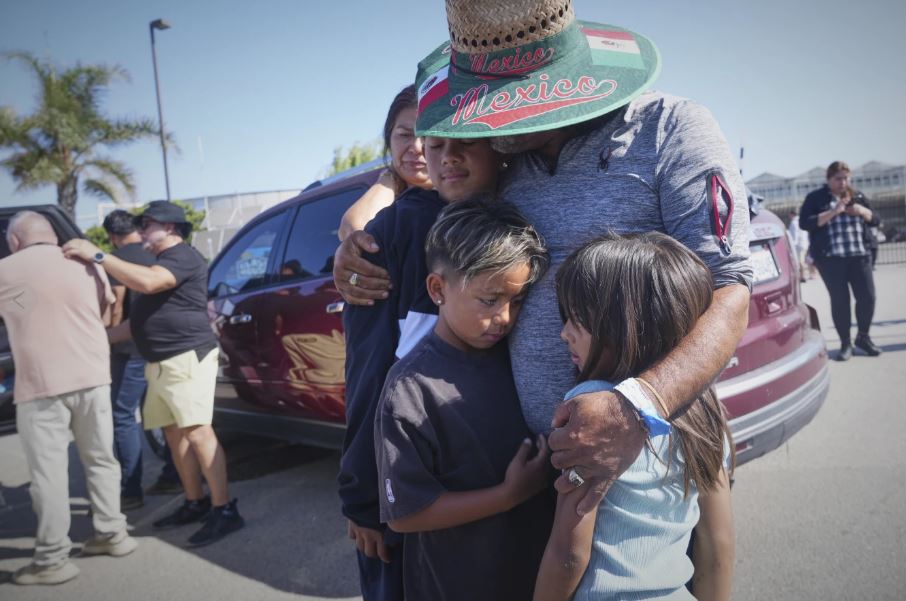Murió trabajador agrícola de California que se cayó del techo de un invernadero durante la redada de ICE