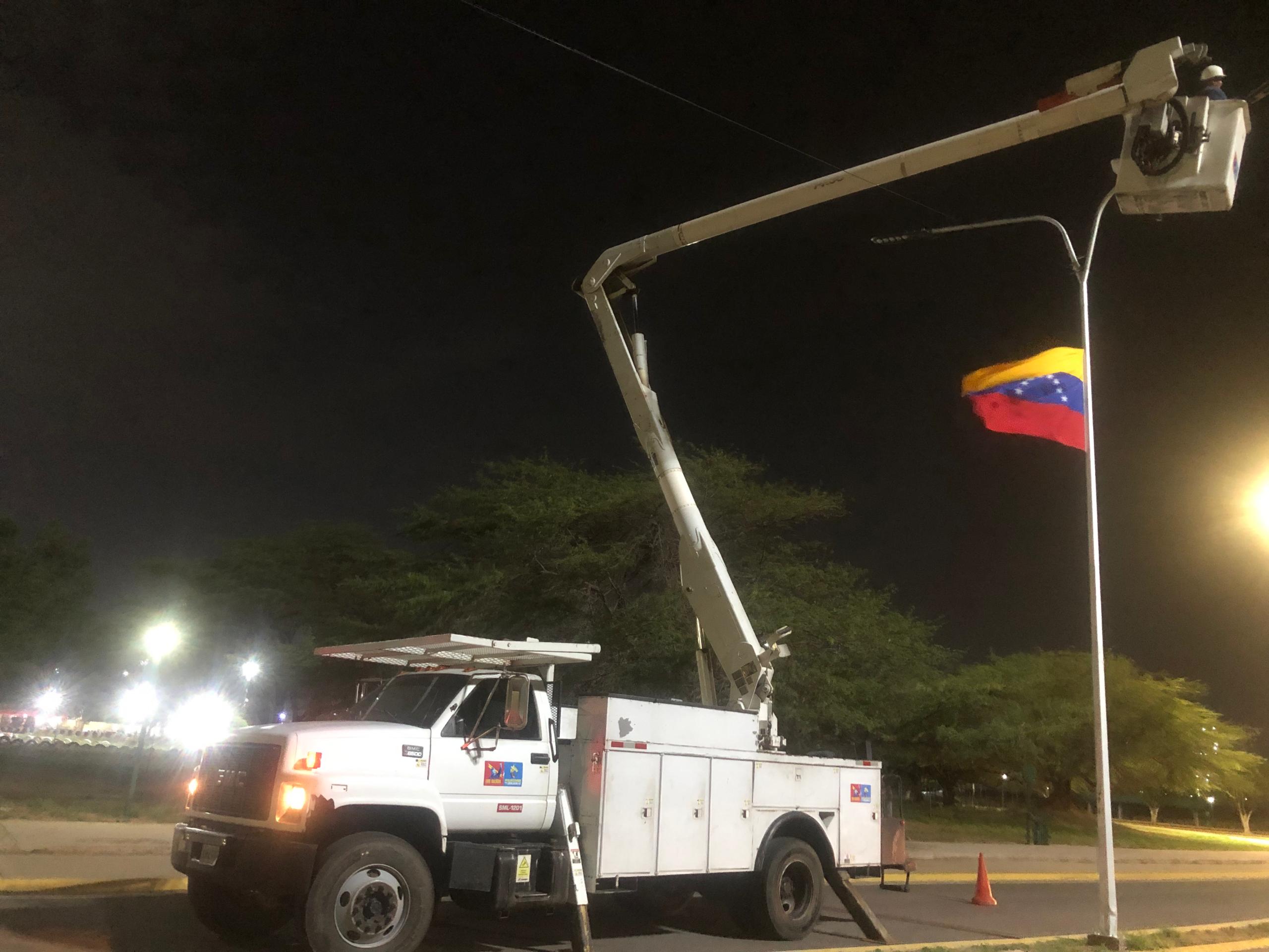 Instalan 100 % de las luminarias de la Vereda del Lago