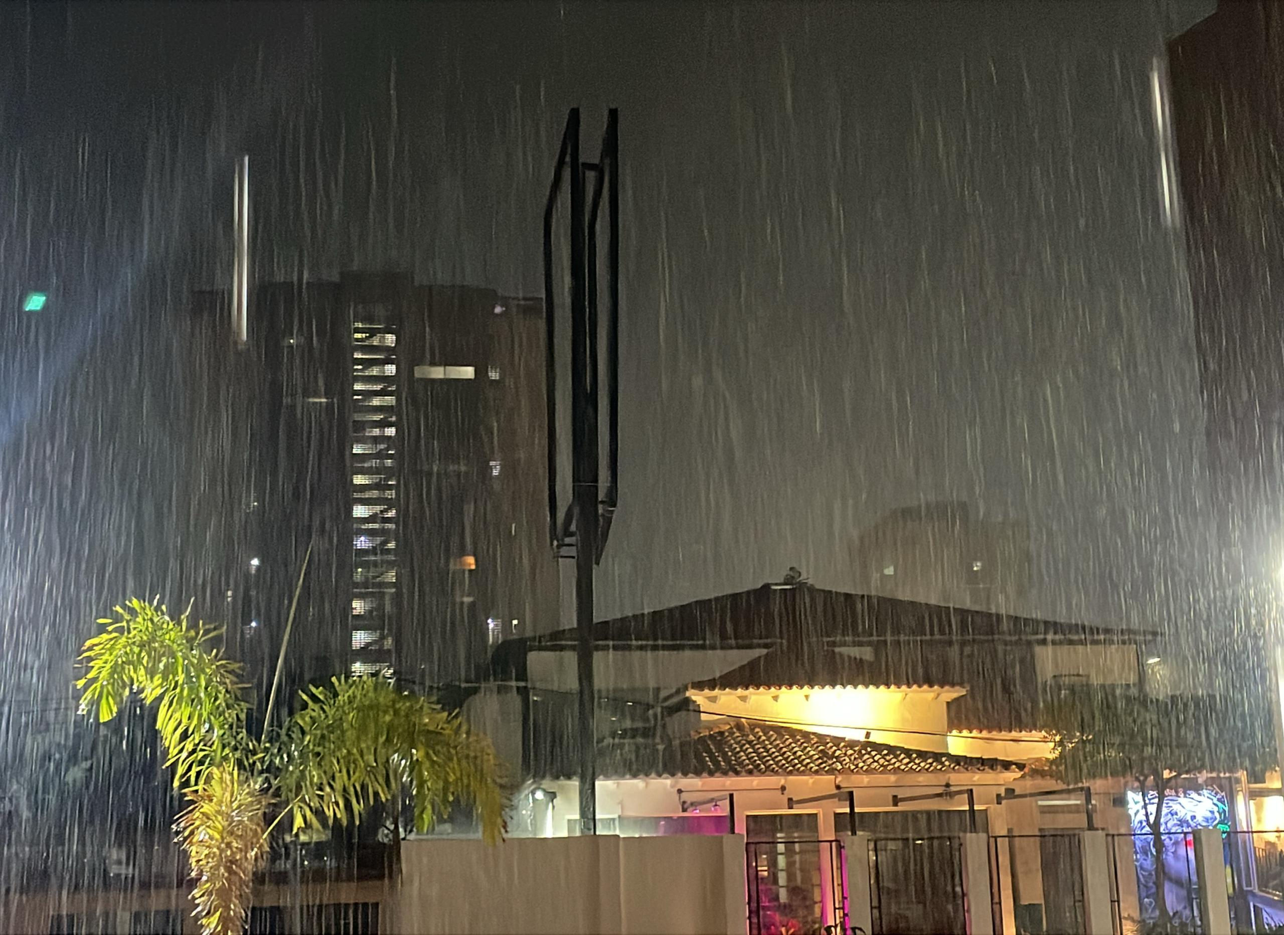 Aguacero con relámpagos y truenos cae en Maracaibo la noche de este viernes 15-Ago