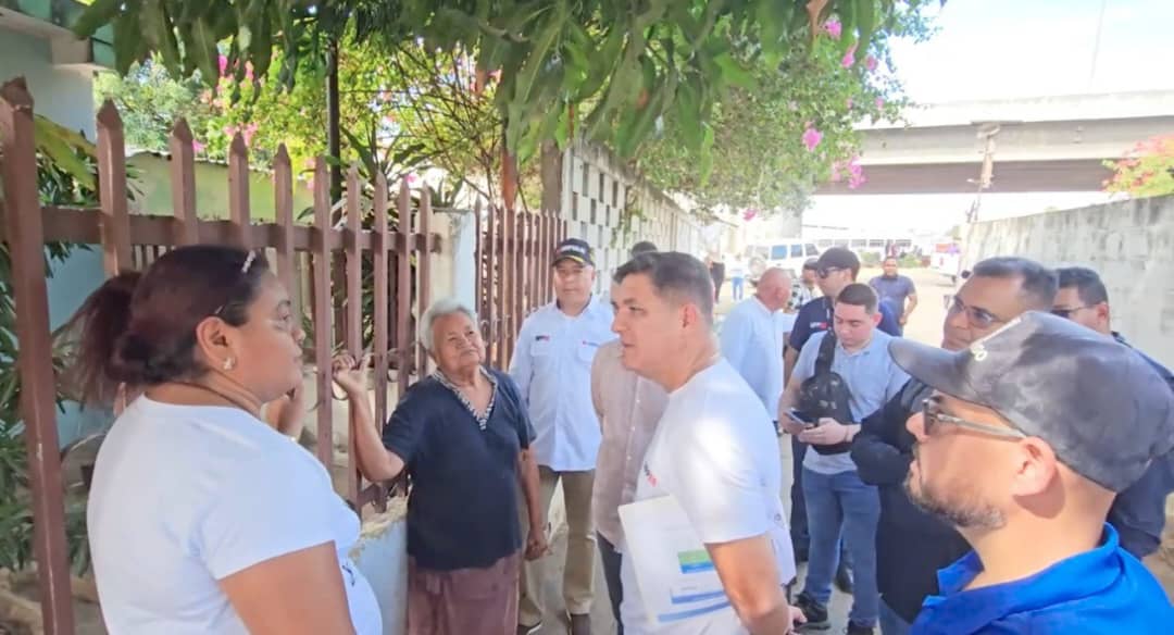 Vicepresidencia de Obras Públicas realizó recorrido casa por casa en Maracaibo para atender demandas comunitarias