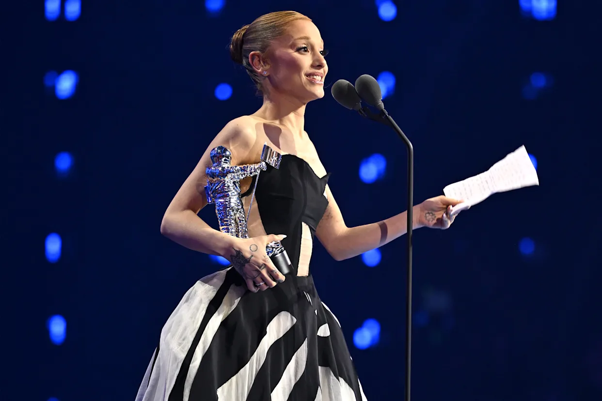 Ariana Grande brilla en los VMAs 2025: Doble victoria por Brighter Days Ahead