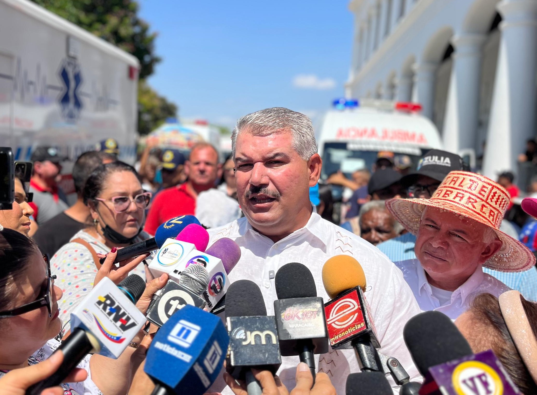 Gobernador Luis Caldera entregó siete ambulancias y supera las 35 unidades en 90 días de gestión