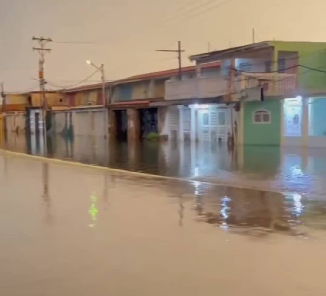 Sectores de Cabimas permanecen anegados tras torrencial aguacero
