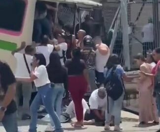 Varios heridos dejó colisión de un autobús contra un portón en Guatire, Miranda