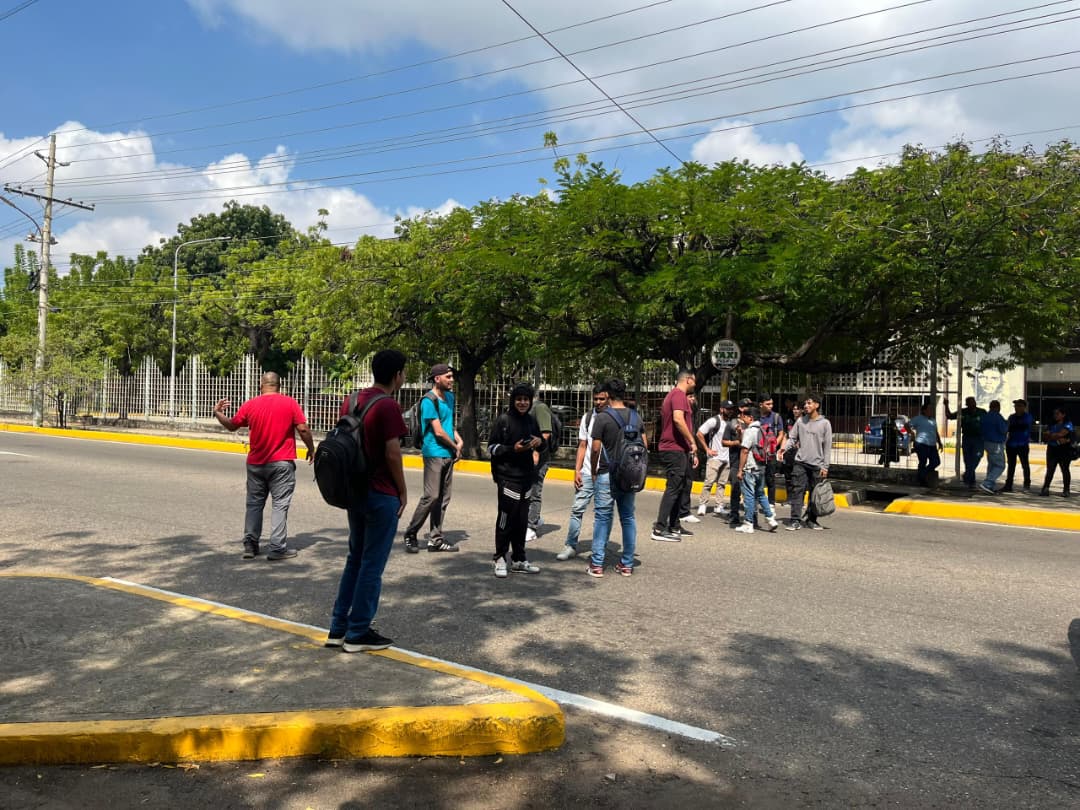 Estudiantes de LUZ protestan por falta de comedor
