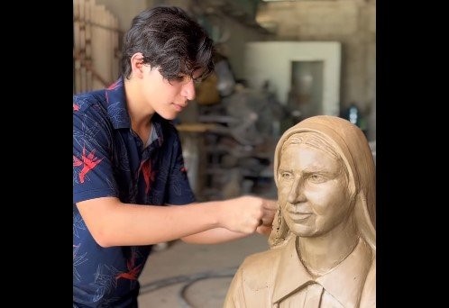 Josué Benjamín esculpe una réplica 