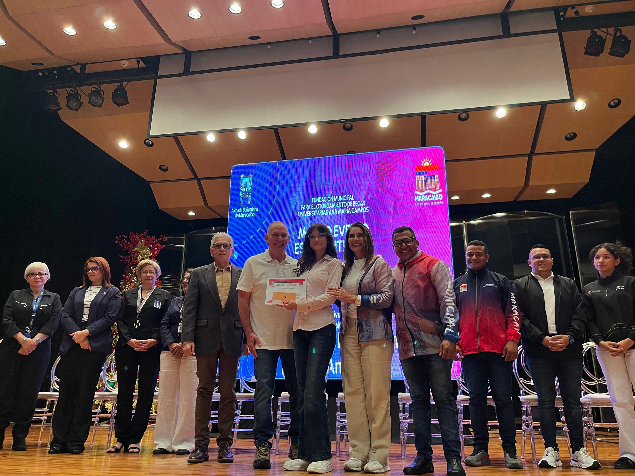 Alcaldía de Maracaibo y Fundación de Becas Ana María Campos entregó 500 ayudas económicas a estudiantes universitarios