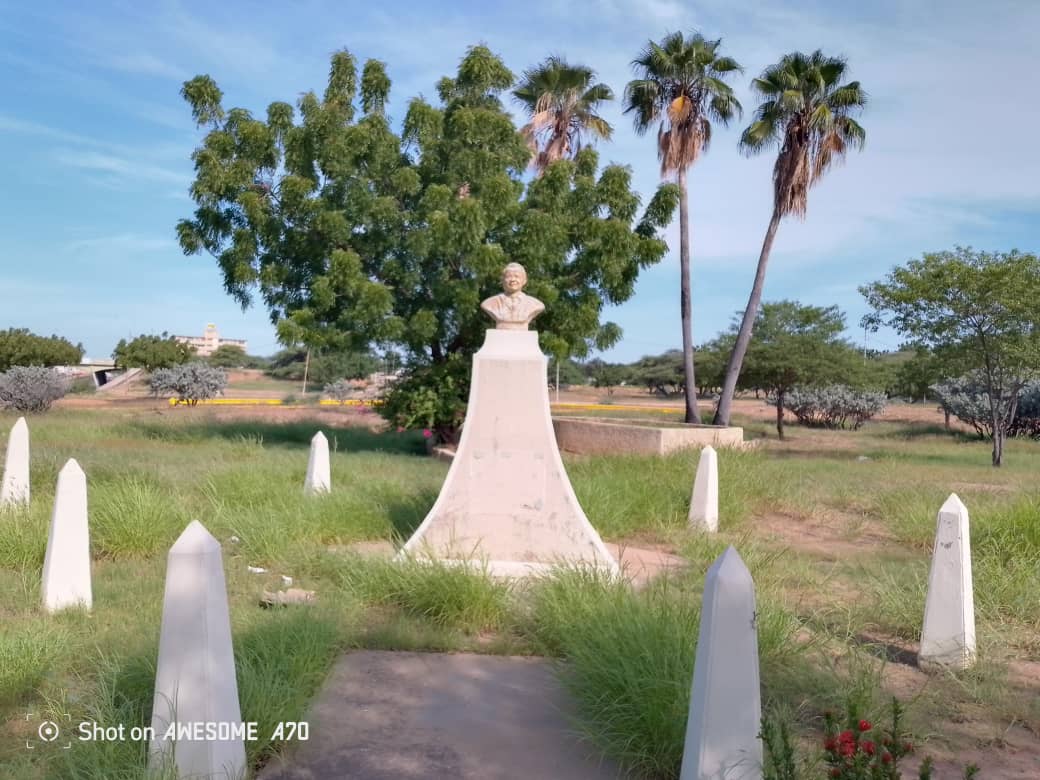 ¿De quién es este busto que pide a gritos un cariñito? ¿Juan Pablo II?