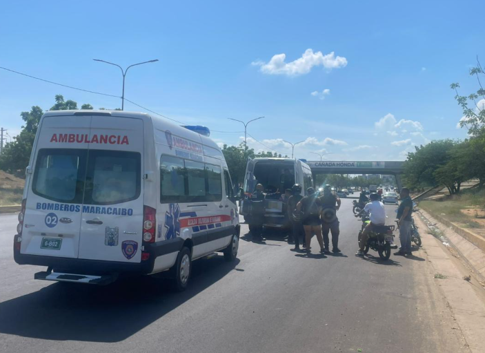 En la C-1: Mujer se habría lanzado de una moto tras discutir con su pareja