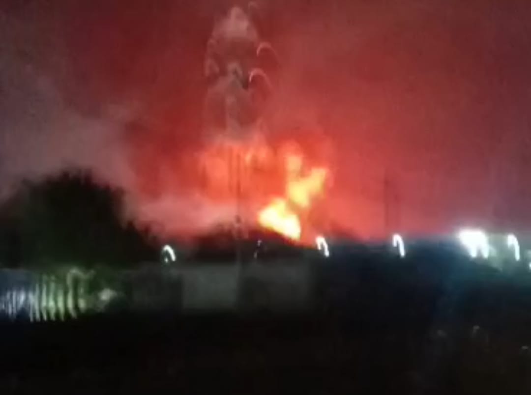 Voraz incendio arropó una fábrica de químicos en la Zona Industrial de San Francisco