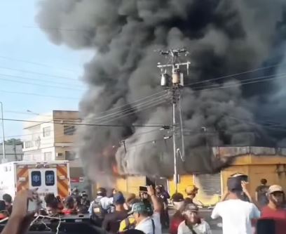 Incendio consumió local comercial cerca del mercado periférico de Ciudad Bolívar